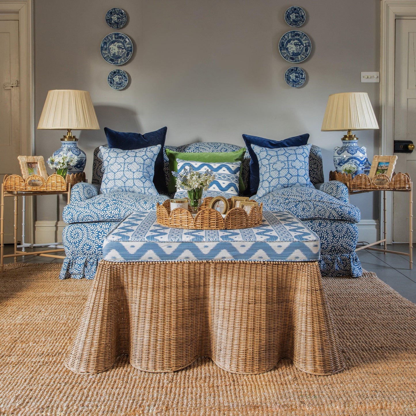 Round Rattan Scalloped Tray